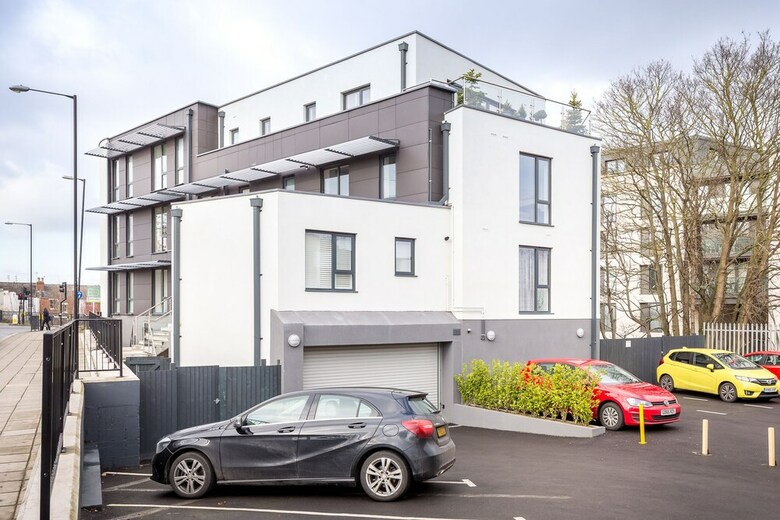 Elliot Oliver - Executive 2 Bedroom Garden Apartment