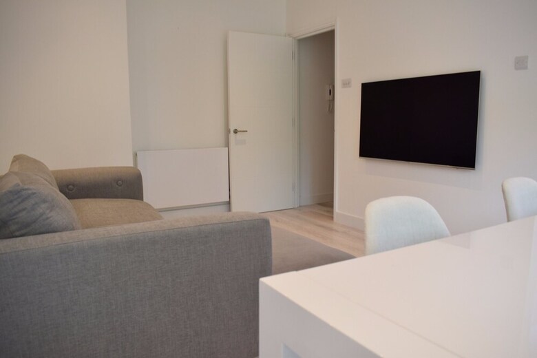 Stylish 2 Bedroom Apartment In Queen's Park