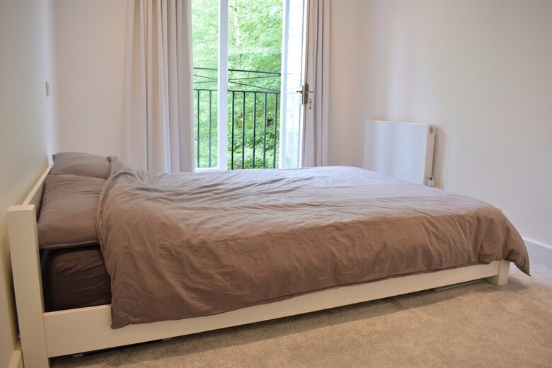 Stylish 2 Bedroom Apartment In Queen's Park