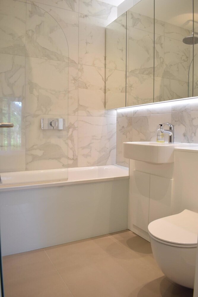Stylish 2 Bedroom Apartment In Queen's Park