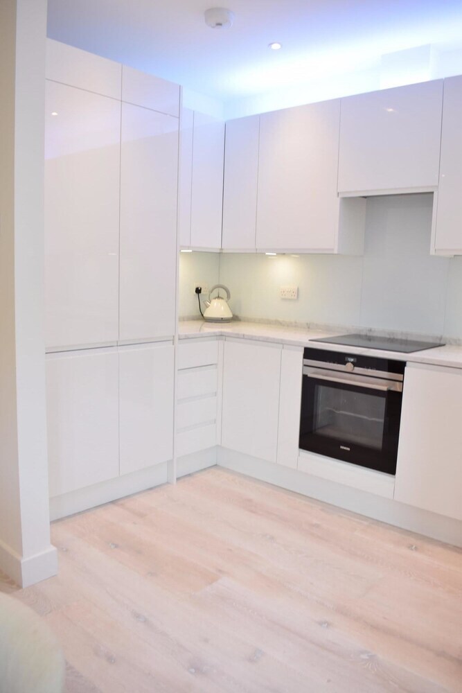 Stylish 2 Bedroom Apartment In Queen's Park