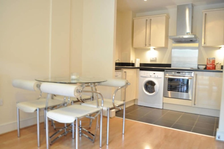 Modern Central 1 Bedroom Apartment