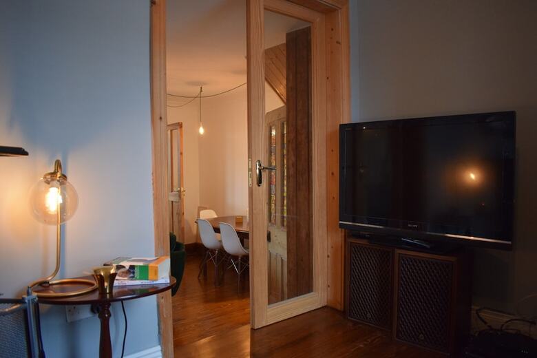 2 Bedroom House On James Street Sleeps 4