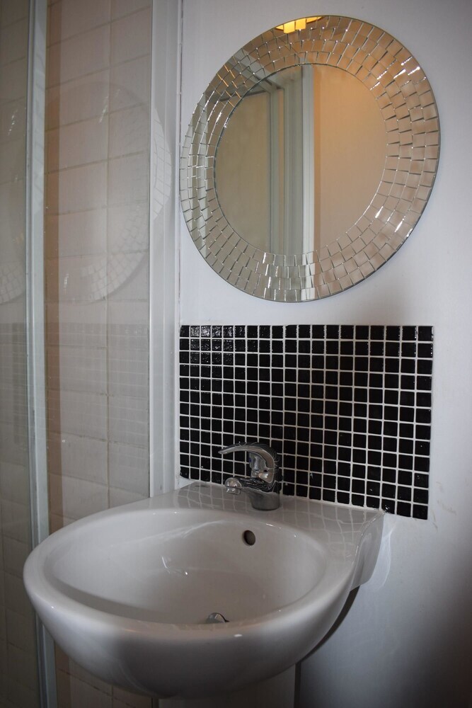 2 Bedroom House On James Street Sleeps 4