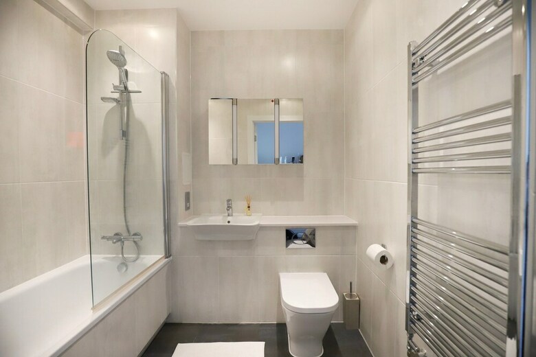 1 Bedroom Apartment With Balcony In Greenwich