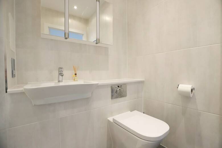 1 Bedroom Apartment With Balcony In Greenwich
