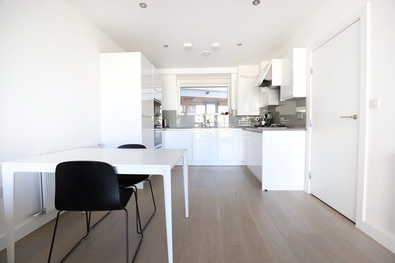 1 Bedroom Apartment With Balcony In Greenwich