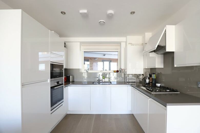 1 Bedroom Apartment With Balcony In Greenwich