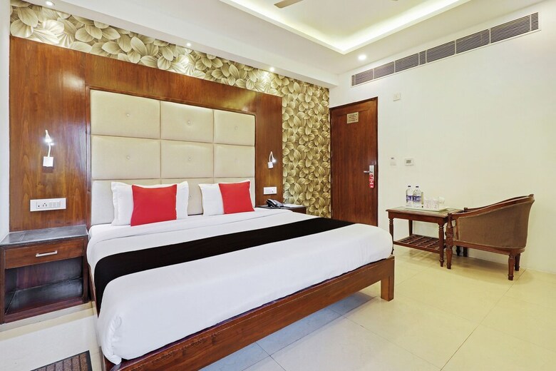 Capital O 2242 Hotel Yuvraj Deluxe