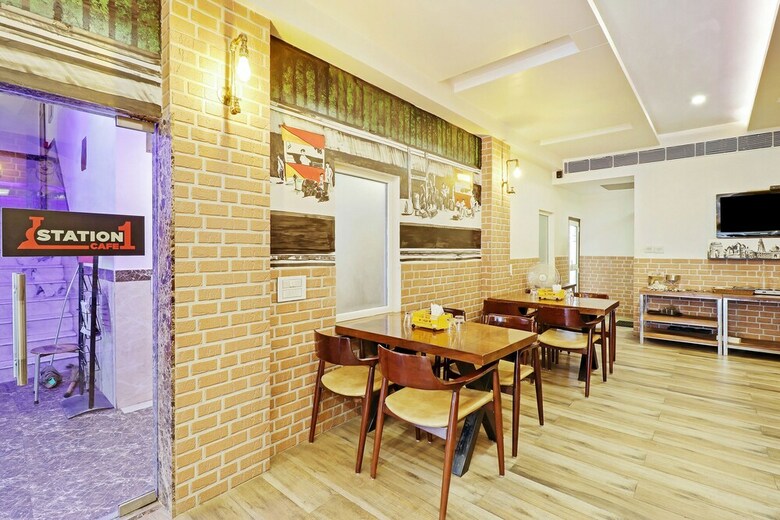 Capital O 2242 Hotel Yuvraj Deluxe