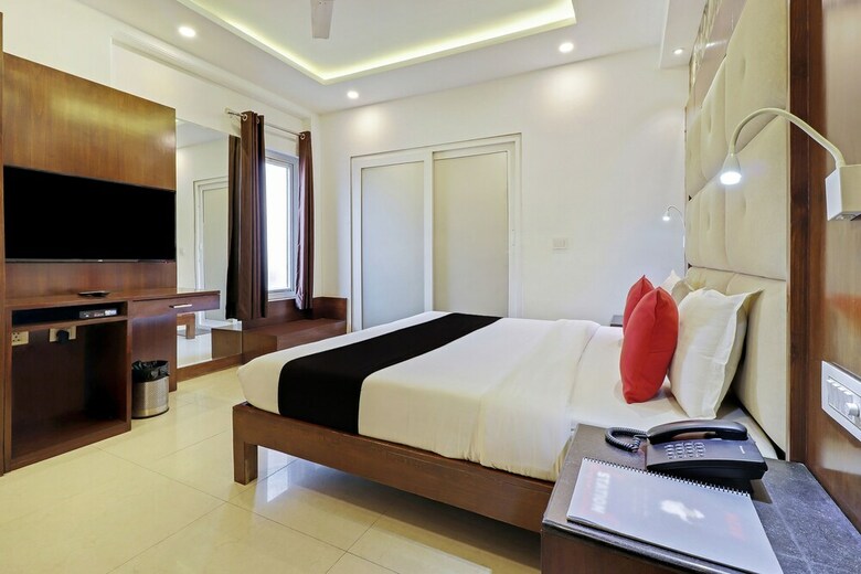 Capital O 2242 Hotel Yuvraj Deluxe