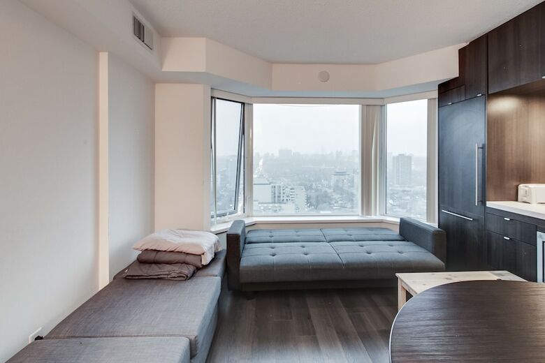 Amazing Royal Suites Yorkville