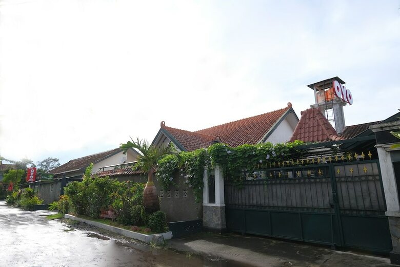 Hostal Oyo 244 Griya Cemara Homestay