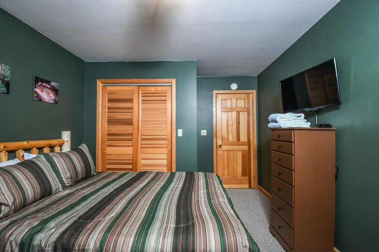 Lazy Bass Lodge 5 Bedroom House