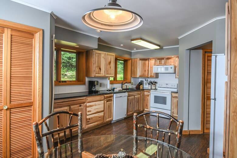 Lazy Bass Lodge 5 Bedroom House