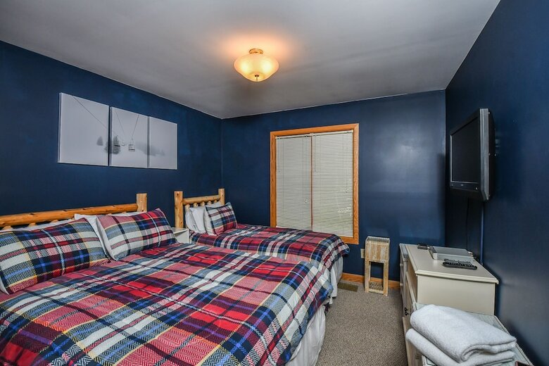 Lazy Bass Lodge 5 Bedroom House
