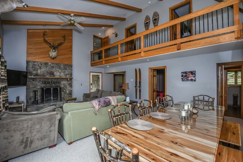Lazy Bass Lodge 5 Bedroom House
