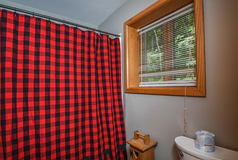 Lazy Bass Lodge 5 Bedroom House