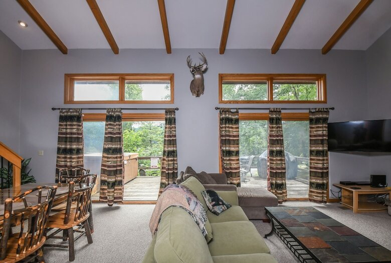 Lazy Bass Lodge 5 Bedroom House