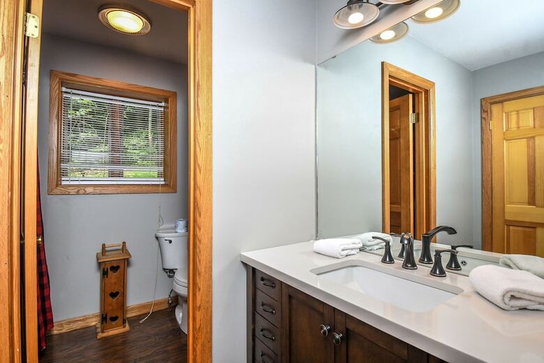 Lazy Bass Lodge 5 Bedroom House