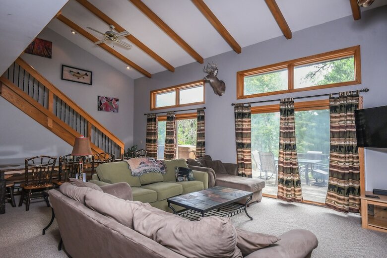 Lazy Bass Lodge 5 Bedroom House