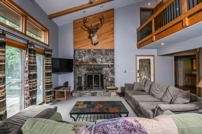 Lazy Bass Lodge 5 Bedroom House
