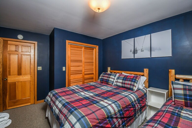 Lazy Bass Lodge 5 Bedroom House