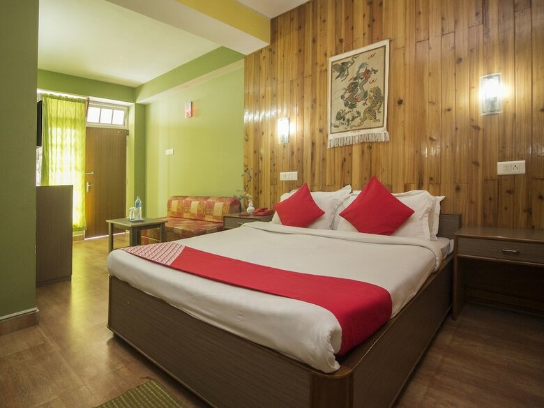 Hotel Oyo 17067 Maitreya Guest House