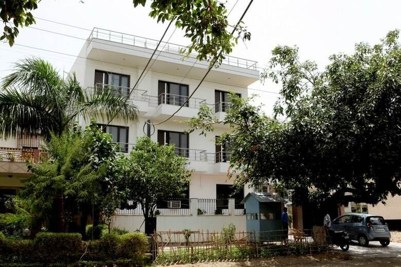 Hotel Hollyhocks Residency