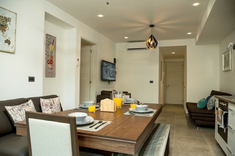Quinto Sol Luxury Apartments By Mikitito Rentals