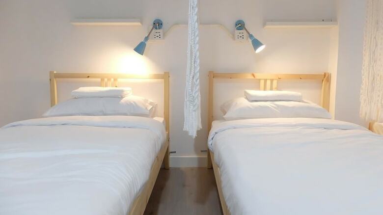 Hostal A Dude Mini Hostel - Adults Only