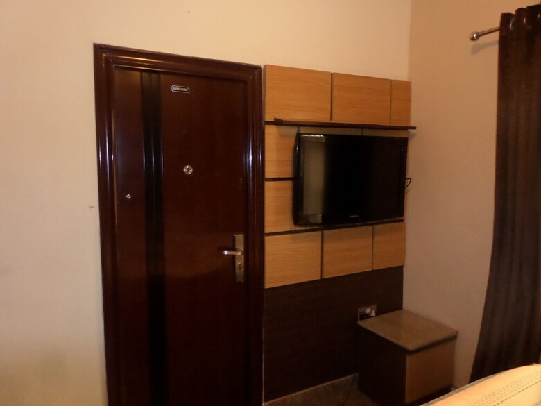 Hotel Elicris Place