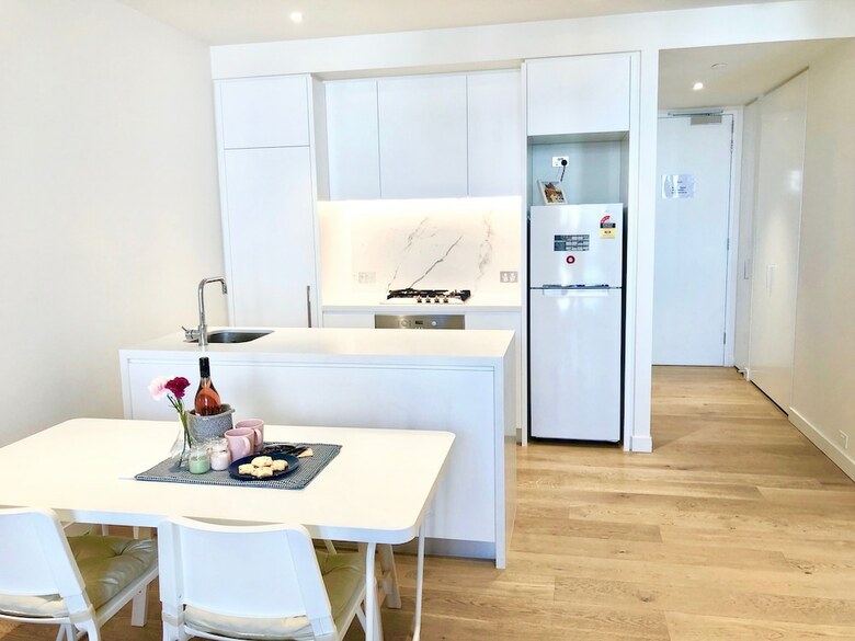 Deluxe And Brand New Lakeside Apartment