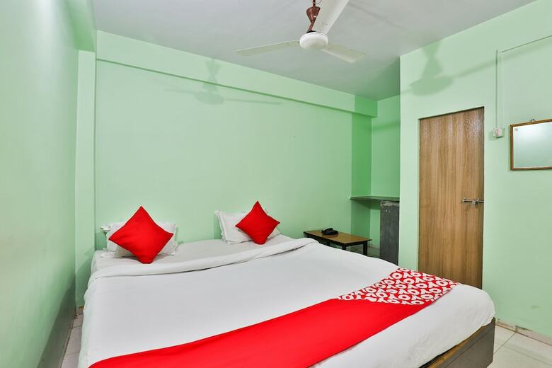 Oyo 24833 Hotel Silver