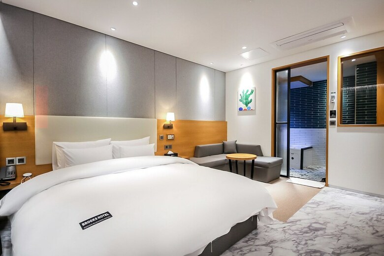 Brooks Business Hotel