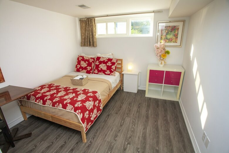 Cozy 3 Bedroom, 2 Bathroom Basement Suite In Toronto