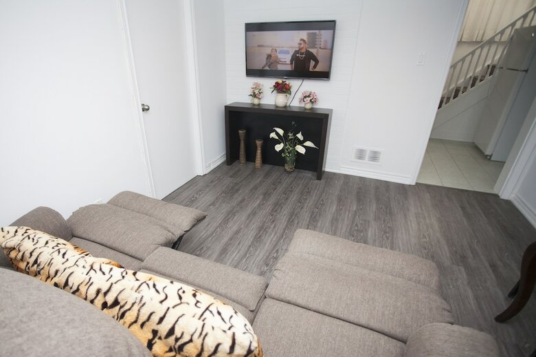 Cozy 3 Bedroom, 2 Bathroom Basement Suite In Toronto