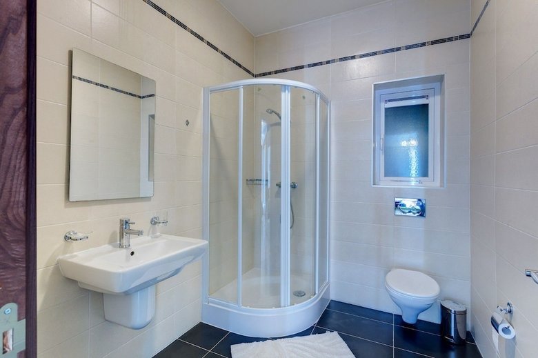 Seafront Lux Apartment Wt Pool, Upmarket Area