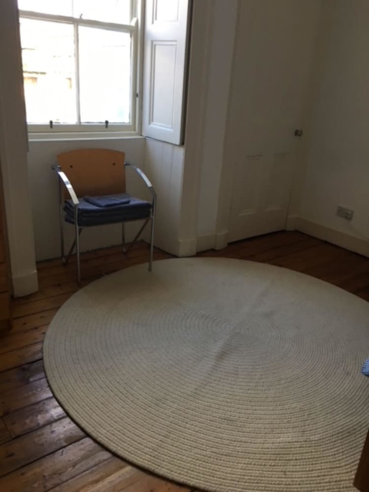 Spacious 4 Bedrooms Apartment In City Centre