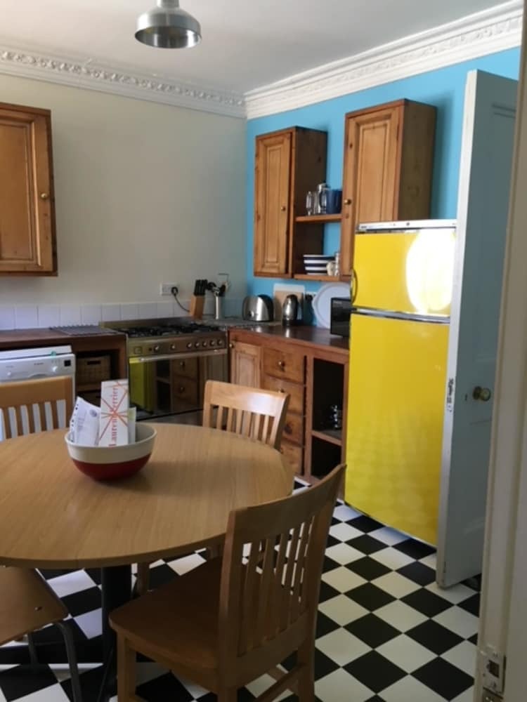 Spacious 4 Bedrooms Apartment In City Centre