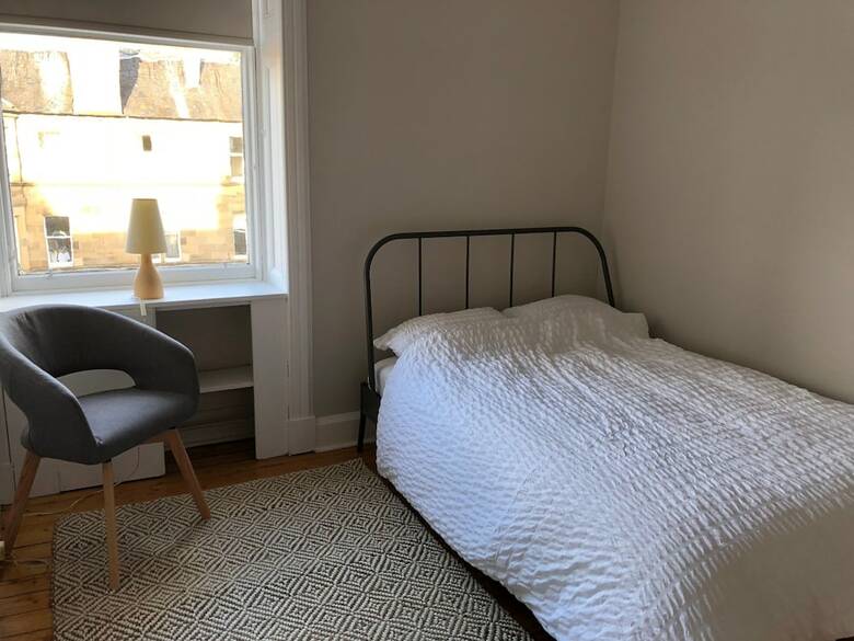 Traditional 3 Bedroom Tenement In Marchmont