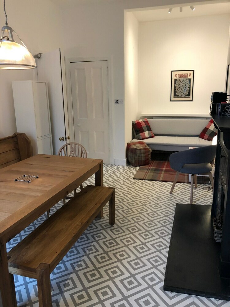 Traditional 3 Bedroom Tenement In Marchmont
