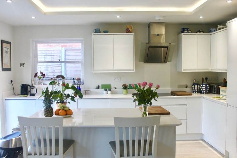 Bright And Spacious Garden Apartment By The Sea