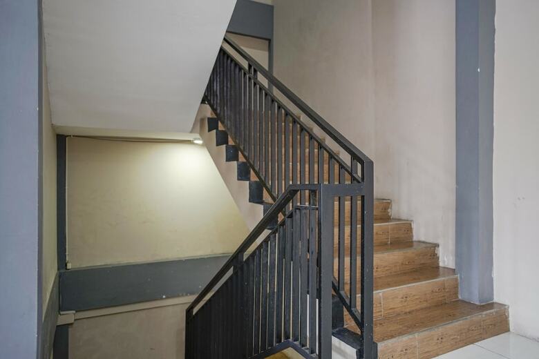 Hotel Reddoorz Plus Near Dharmawangsa Square 2