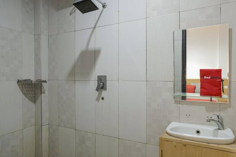 Hotel Reddoorz Plus Near Dharmawangsa Square 2