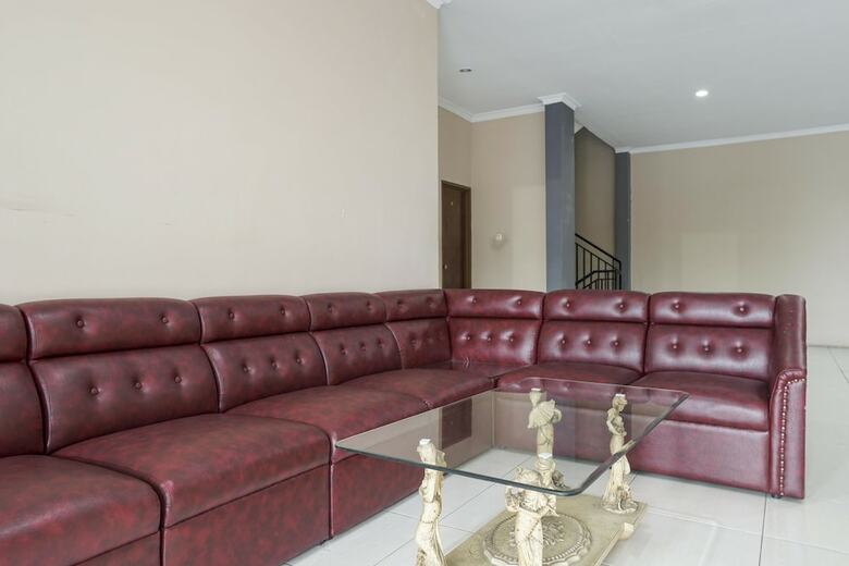 Hotel Reddoorz Plus Near Dharmawangsa Square 2