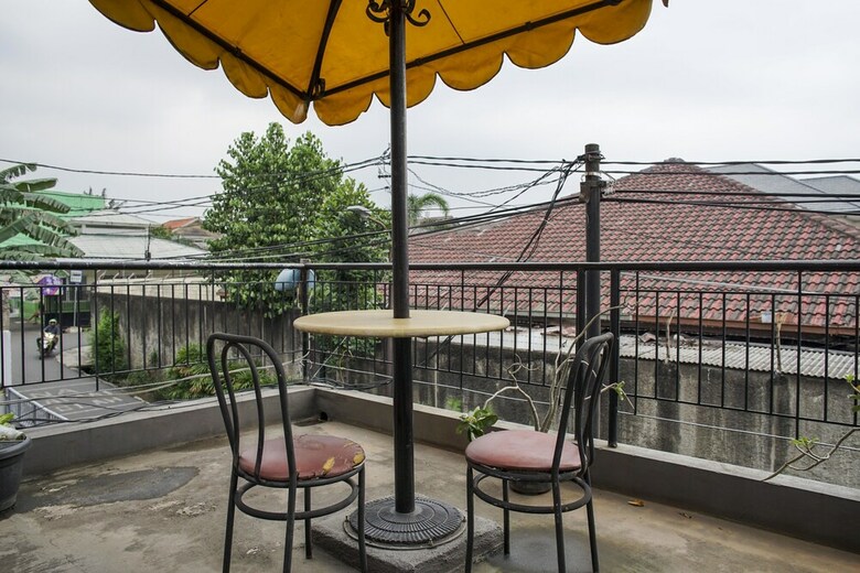 Hotel Reddoorz Plus Near Dharmawangsa Square 2