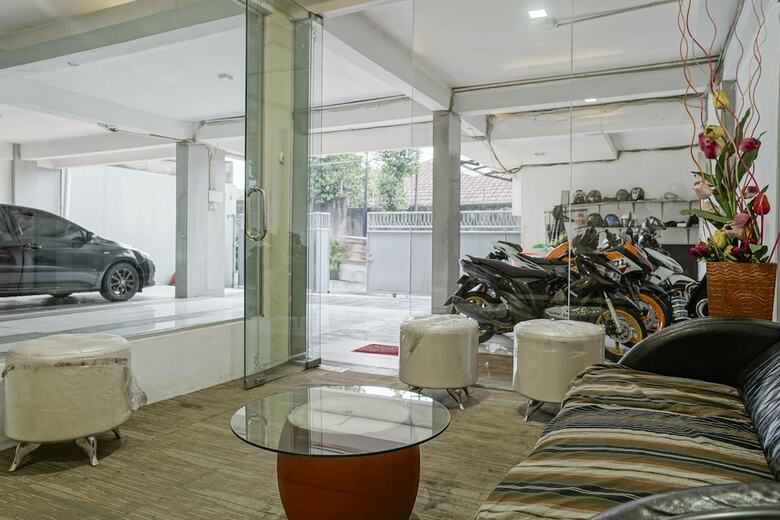 Hotel Reddoorz Plus Near Dharmawangsa Square 2