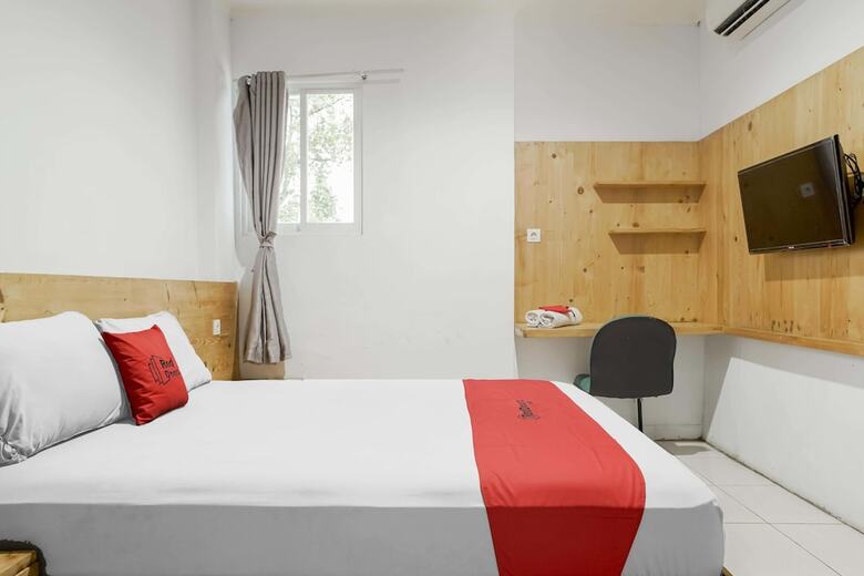 Hotel Reddoorz Plus Near Dharmawangsa Square 2