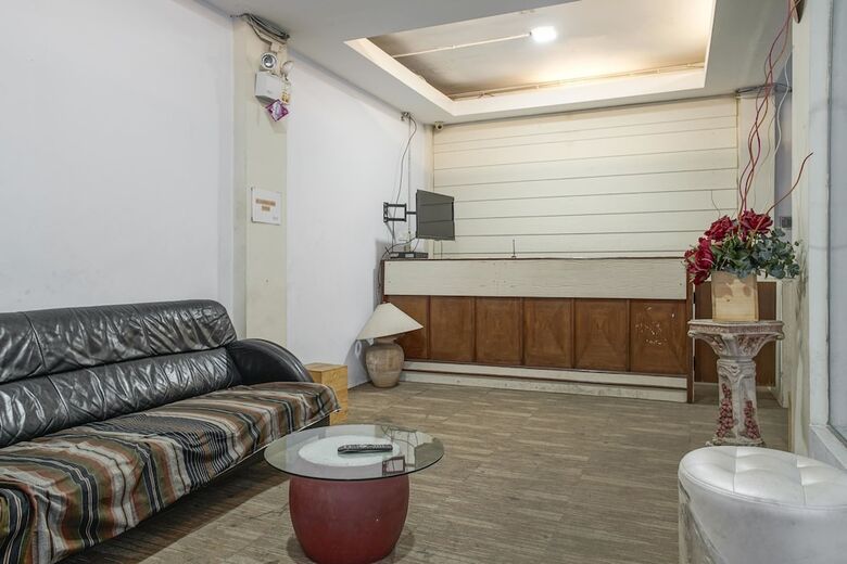 Hotel Reddoorz Plus Near Dharmawangsa Square 2